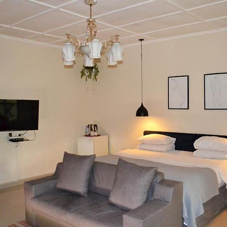 Bougainvilla Boutique Hotel & Restaurant لوبومباشي المظهر الخارجي الصورة