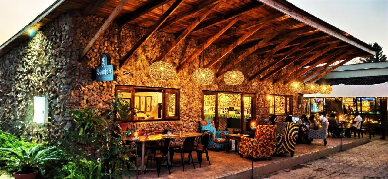 Bougainvilla Boutique Hotel & Restaurant لوبومباشي المظهر الخارجي الصورة