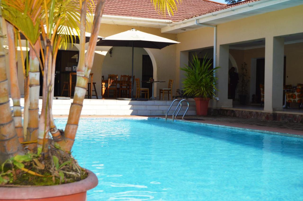 Bougainvilla Boutique Hotel & Restaurant لوبومباشي المظهر الخارجي الصورة