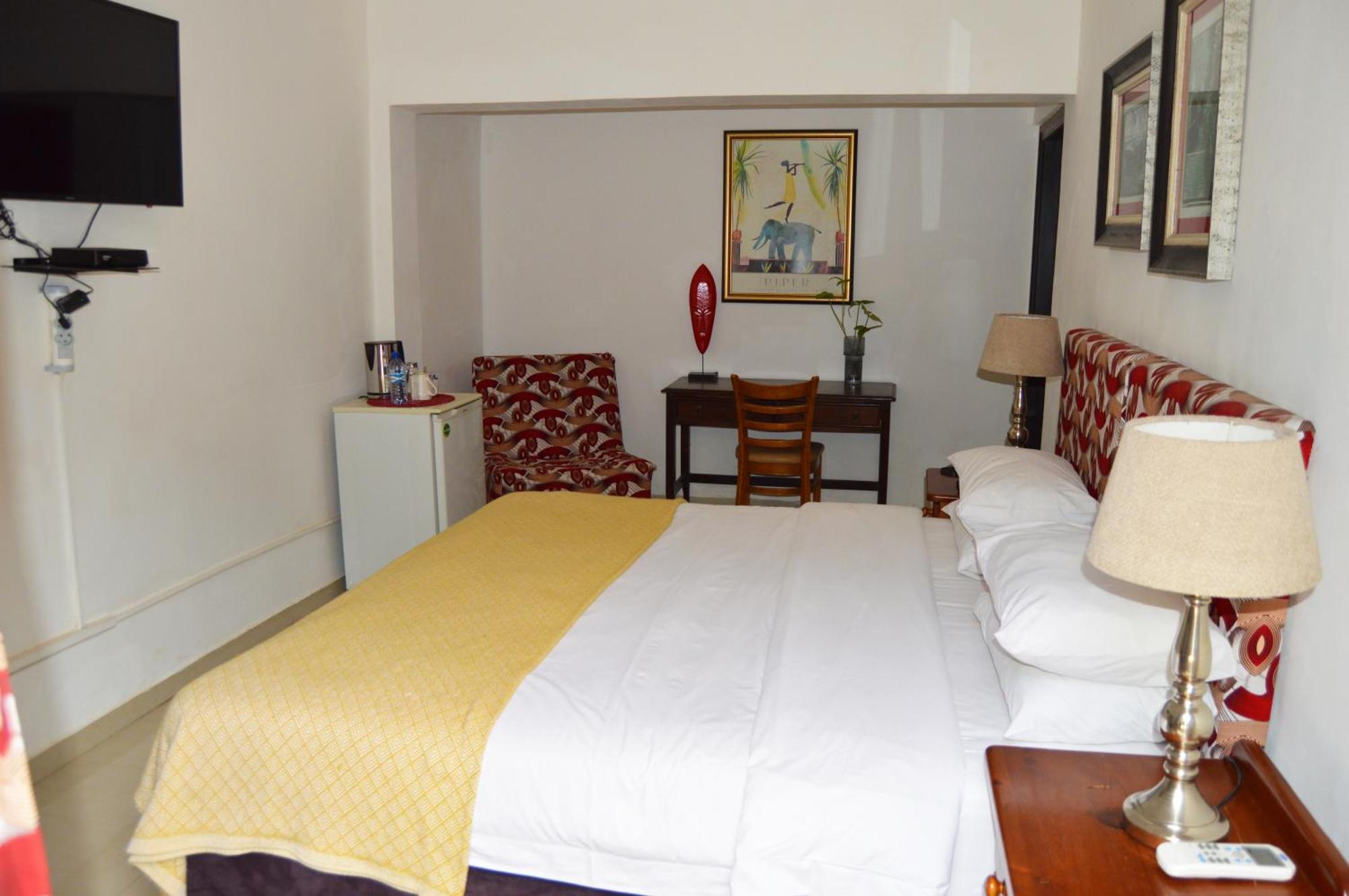 Bougainvilla Boutique Hotel & Restaurant لوبومباشي المظهر الخارجي الصورة