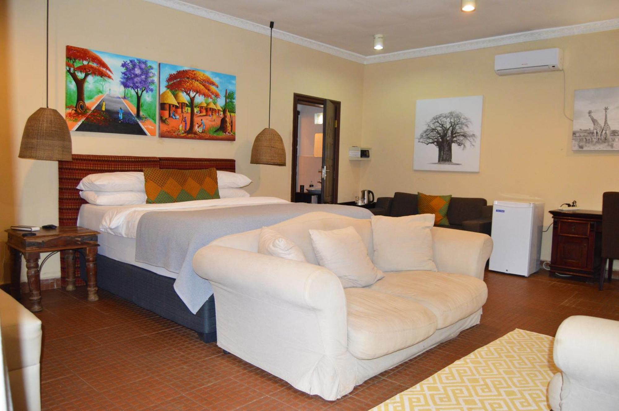 Bougainvilla Boutique Hotel & Restaurant لوبومباشي المظهر الخارجي الصورة