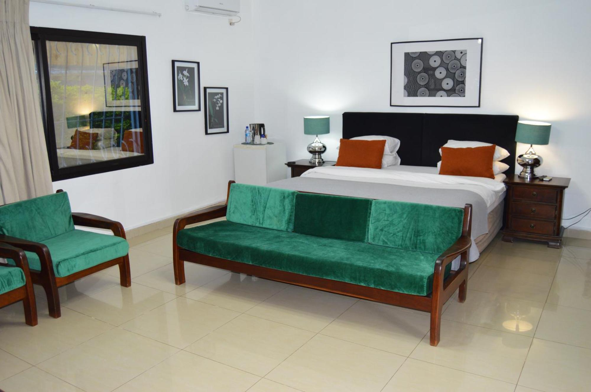 Bougainvilla Boutique Hotel & Restaurant لوبومباشي المظهر الخارجي الصورة